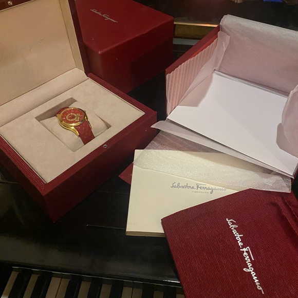 Authentic Salvatore Ferragamo watch main image 11
